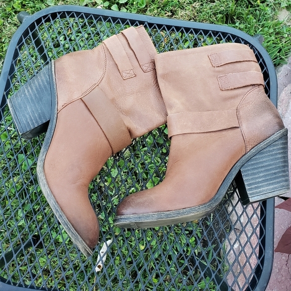 NEW Lucky Brand Tommie Boots Triple Buckles Distressed Leather Ankle Booties - Picture 9 of 14